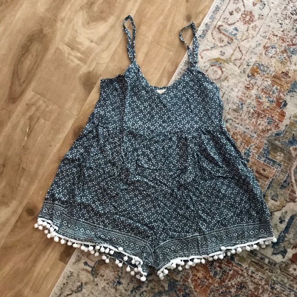 NWT Pom Pom romper. Navy floral. Medium - Picture 5 of 6